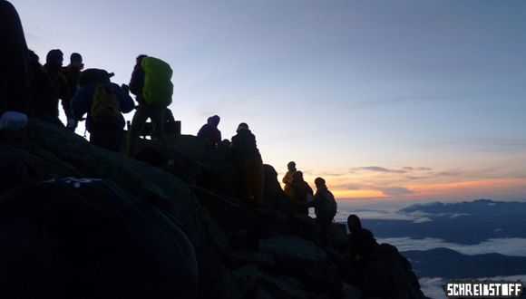 Alle warten auf den Sonnenaufgang