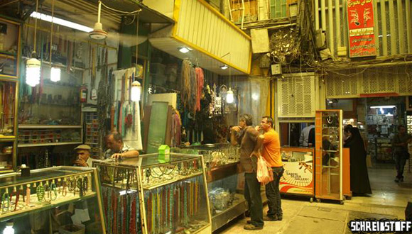 Einblick in den das Schmuckangebot auf dem Bazaar in Teheran