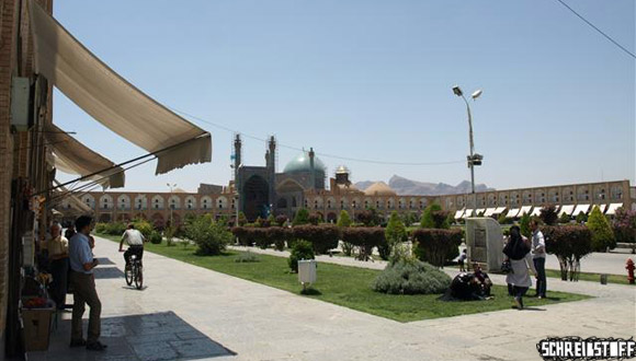 Imam Sqare in Isfahan. Im Hintergrund die Blaue Moschee, dahinter die Berge.
