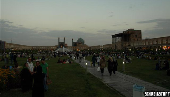 Abends füllt sich der Imam Square mit Menschen zum Picknicken